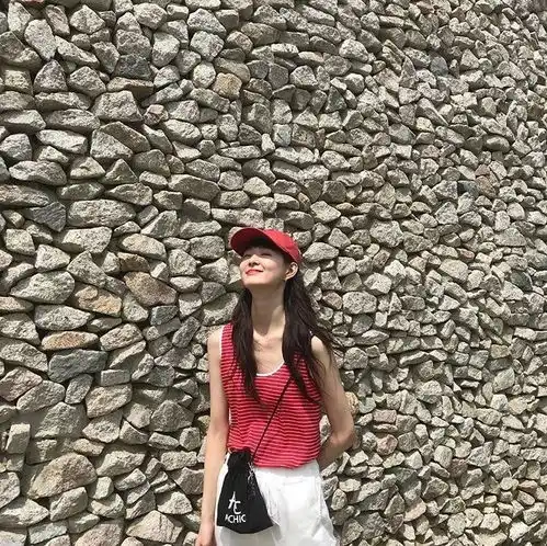 从毫无辨识度的韩系美少女,到单眼皮高级脸模特,00后双胞胎刷屏时装周