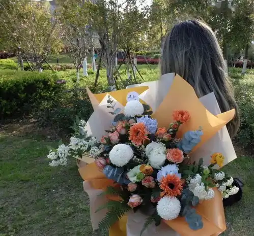 90后佛系美女藏在写字楼里做花艺,还设计出无数场好看宴会