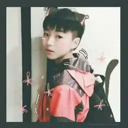 王俊凯童年拍照姿势大曝光,可爱猫系少年,被赞软萌小土豆