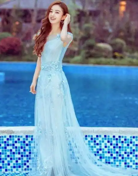 女星穿蓝色礼服,赵丽颖有气质,佟丽娅美若天仙,而热巴毁形象