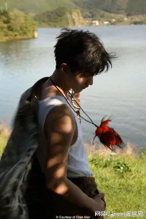 王俊凯再登cosmo三月开季刊封面苏感爆棚,多栖发展面面开花