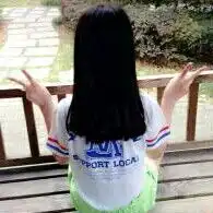 一个女生站在阳台上全身摆着耶的手势的头像