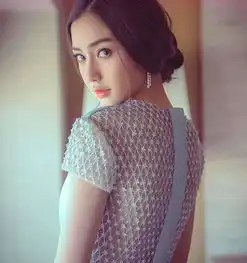 杨颖豁出去了,参加活动穿长裙开叉到肚脐,好身材藏不住