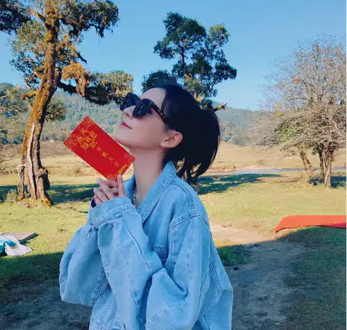 张予曦波点连衣裙搭配水洗牛仔外套,秋冬温暖系穿搭轻松get