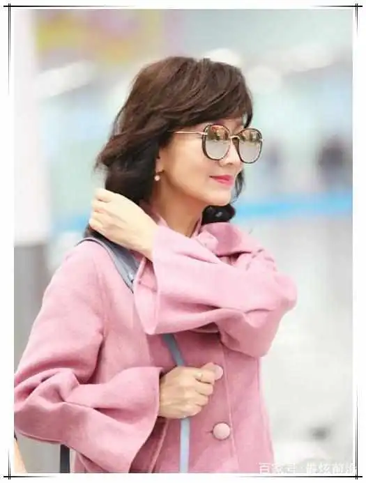 赵雅芝又扮嫩走机场,穿粉色大衣更减龄,鱼尾荷叶边设计太少女