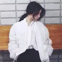 小女孩真人头像坐着微信头像图片大全