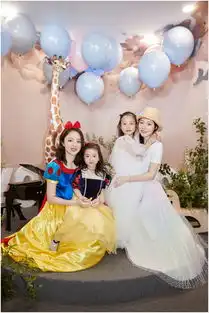 李小璐开始放大招,穿白色露肚脐小背心,还做出了这种大胆的动作