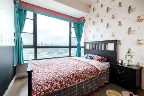 美式混搭三居案例装修图,治愈的蓝色背景墙,厨房也很漂亮