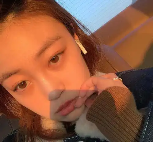 被夸中国版jennie的猫系幼幼脸美少女,居然是全家最丑的