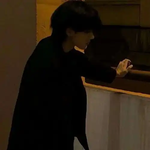 高冷男生头像孤单世界里没有造访者