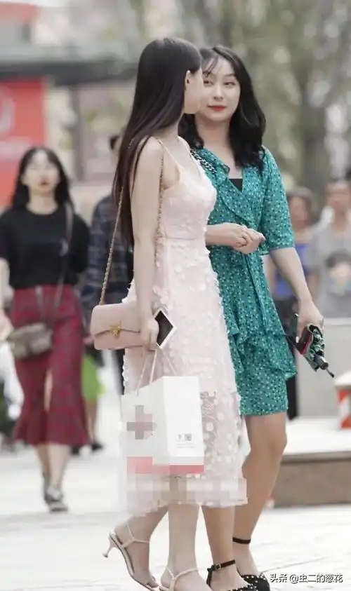 裸色系的树叶点缀,小姐姐选的裙子很吸睛