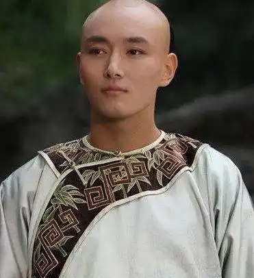 两人都是甄嬛传的男配角,今一人参演各种古装剧,他却没戏拍