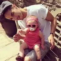 微信大妈抱小孩真人头像