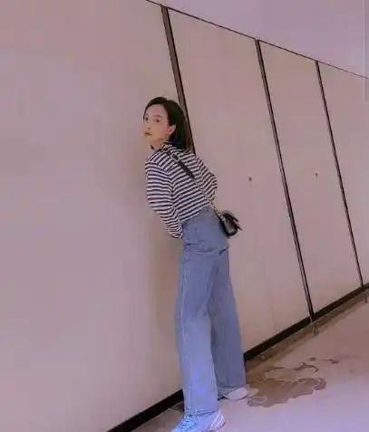 宋茜身材真耐穿,素简风打扮也一股韩系风,好看真不是光靠漏