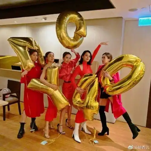 40岁胡杏儿生日聚会美女云集,一袭红裙韵味十足,越长越漂亮