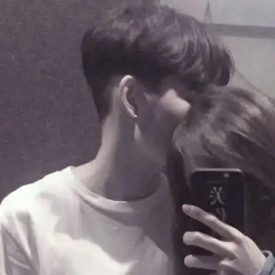 双人暧昧情头钟爱手机更在意你