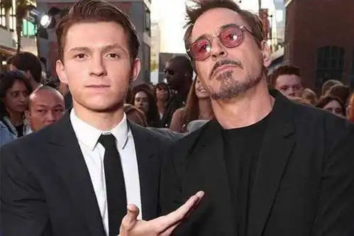 街头偶遇小罗伯特唐尼没想到啊,堂堂钢铁侠竟穿的跟福娃一样