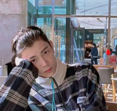 20岁的热血男高校草,30岁的禁欲系白衣贵公子,他是怎么做到越老越妖的