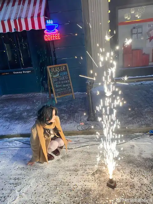 组图欧阳娜娜晒雪景烟花工作花絮照笑容甜美氛围感拉满