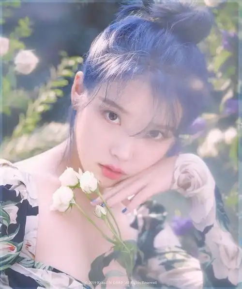 程潇大胆尝试染蓝色头发,iu李知恩也染过,一般人驾驭不了