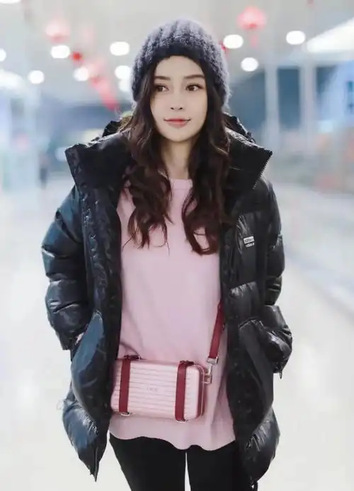 angelababy现身机场,穿粉色毛衣配黑色羽绒服,像小海绵姐姐