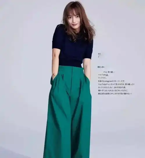 梁洛施白色西装搭配绿色半身裙,尽显高级感与优雅气质