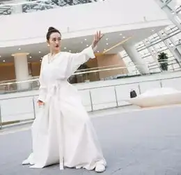 王鸥新造型美腻了,丸子头配白色套服太甜美,少女感好过杨幂