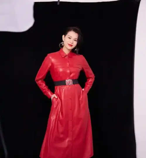 胡杏儿官宣三胎后,穿红皮裙系黑腰带,身材完美看不出