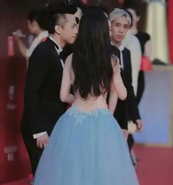 没想到,刘亦菲尺度这么大,一袭连衣裙露背露腰,连气质都变了