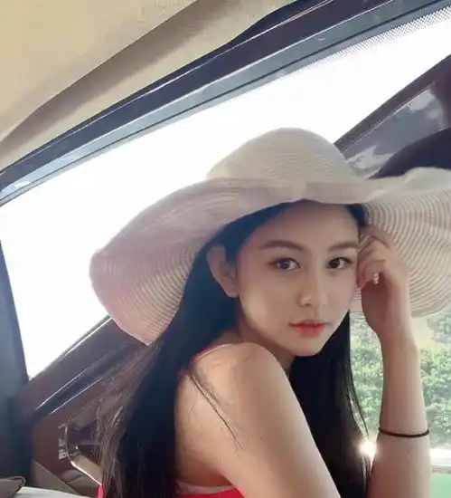 邱淑贞大女儿晒美照,戴遮阳帽秀香肩清纯甜美,气质颜值不输妈妈