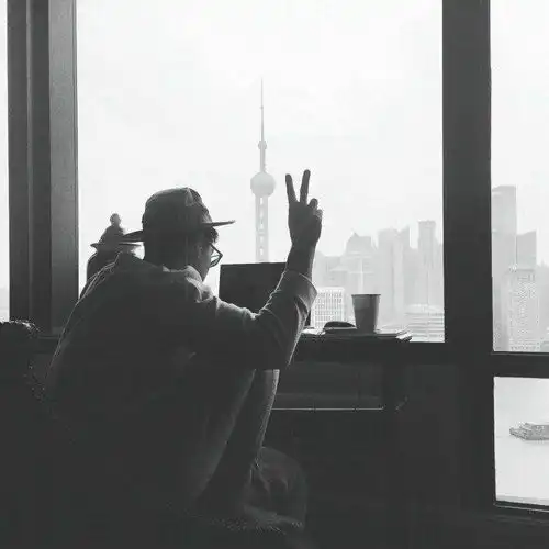 有哪些男士的背影图片可以当头像的黑色的,冷酷的那种