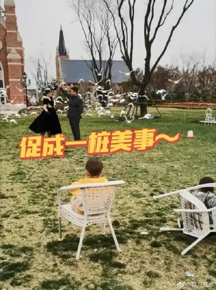 萌娃神助攻新人拍婚纱照