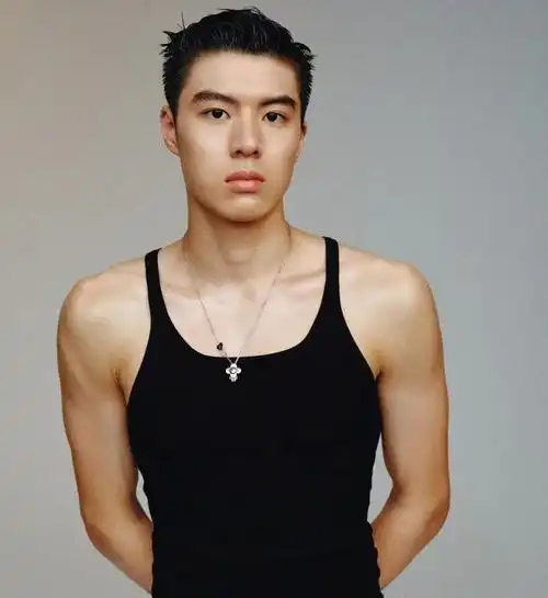 游泳运动员张翼祥微微一笑很倾城哦,阳光帅气自信大男孩