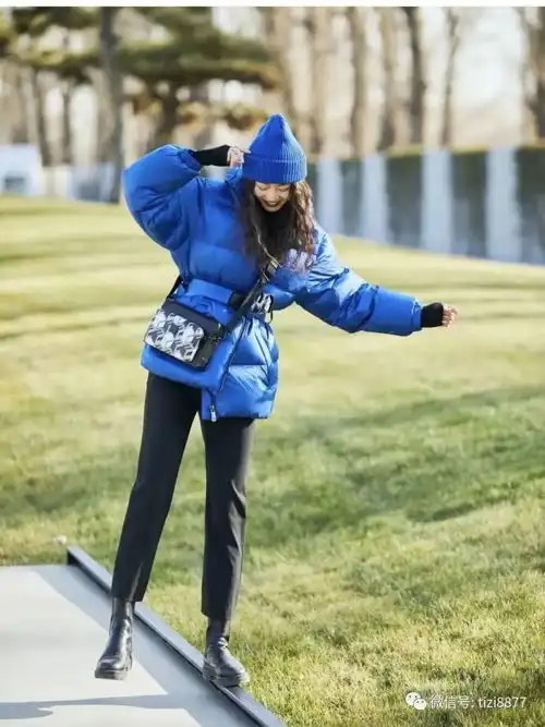 冬天黑色裤子配什么颜色上衣好看