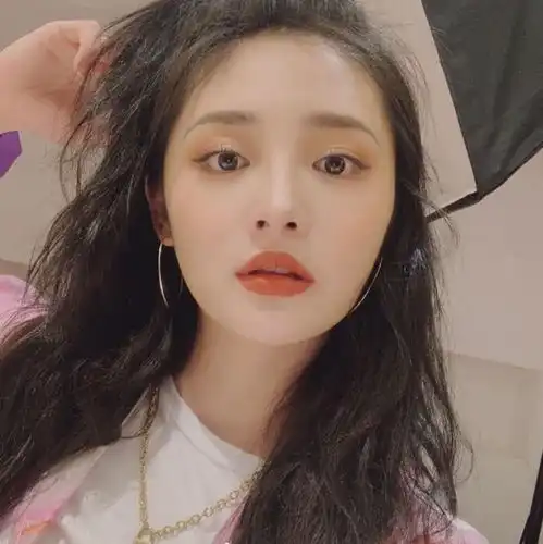 周洁琼私服穿搭集合,身穿碎花衬衫头系绿丝带,甜美可爱尽显少女