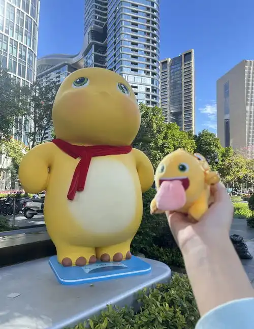 评论区留下奶龙到底是谁惹我们奶龙生气了奶龙气鼓鼓站岗哈哈哈奶龙体重依然稳定2吨地址前海壹方汇奶龙地铁桂湾e出口奶龙超级可爱小奶龙行走的小黄鸡