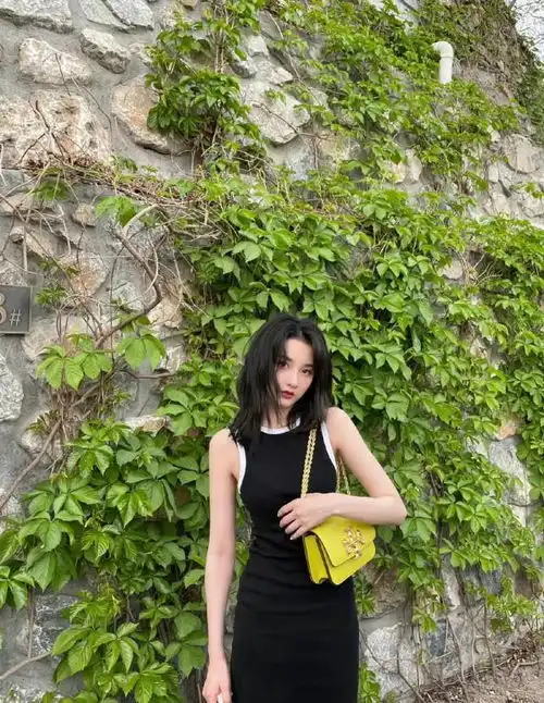 宋祖儿终于站起来了,私服穿搭风格多变,方方面面都很漂亮