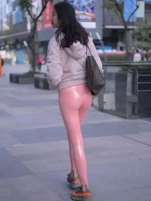 胯宽腿粗不用愁,吊带背心搭配粉色瑜伽裤,展露胖女孩的青春活力