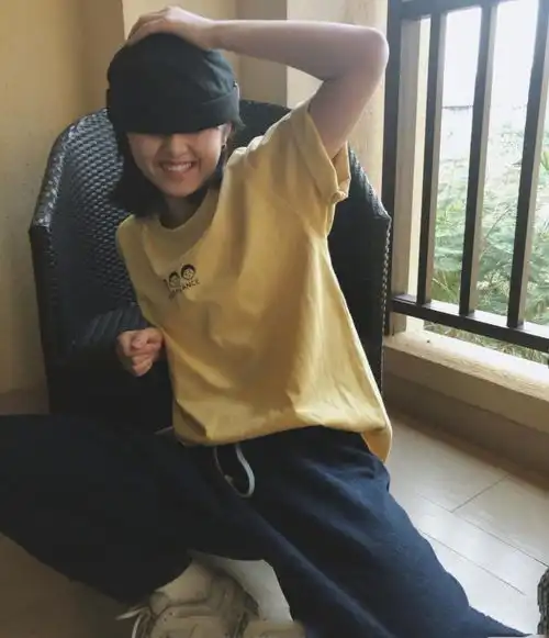 清冷系女生头像不露脸张子枫