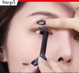 吴宣仪的猫系笑眼妆,让整个夏天都是甜味的