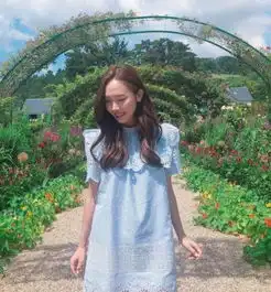 郑秀妍气场太强了穿皮革风衣搭平底鞋,这身材依旧让人佩服