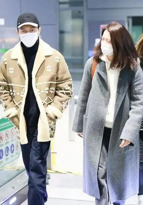 袁咏仪夫妇低调走机场,穿灰色大衣配帆布鞋,夫俩真没明星包袱