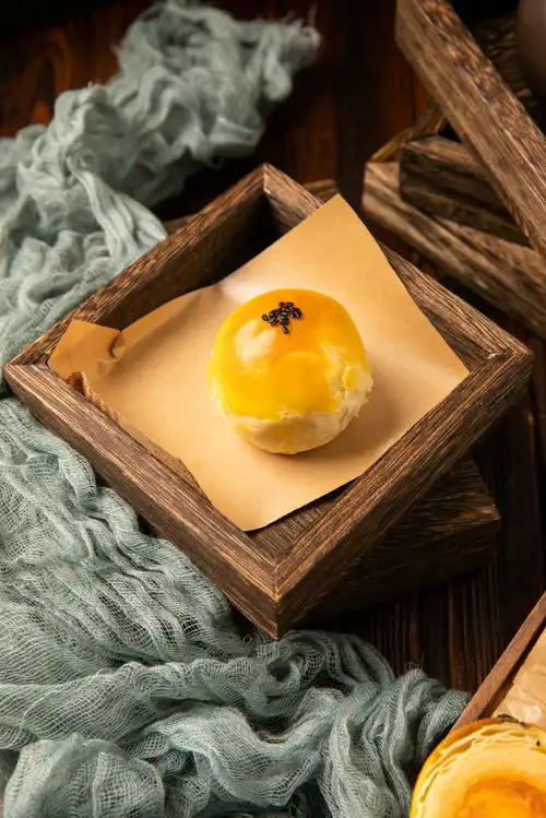 油纸蛋黄酥糕点甜品美食摄影图摄影