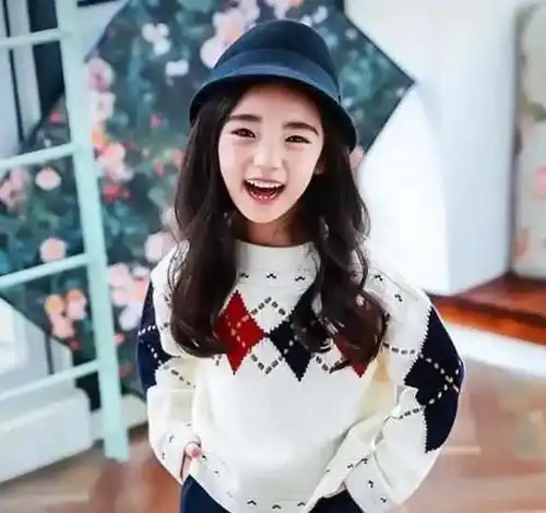 6岁女孩被经纪公司看中,多人等她10年签约,却被妈妈颜值惊艳