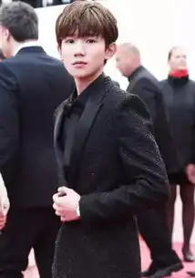 二字弟弟王源时尚穿搭,黑色装扮酷帅十足,蓝色装扮阳光帅气