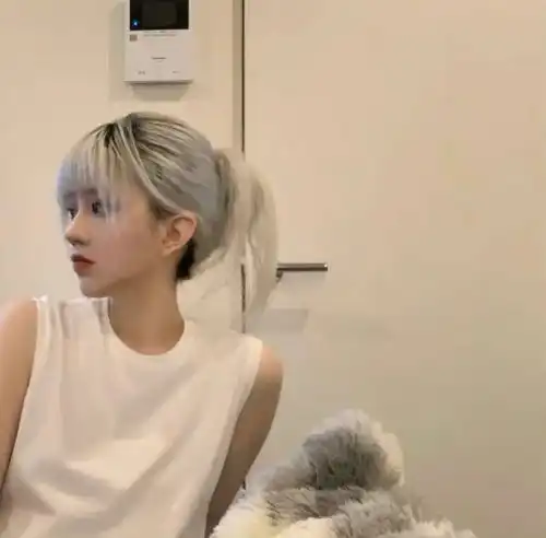 女生头像你看我相貌平平局促笨拙但我爱你