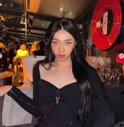 伊能静儿子再晒女装美照穿吊带长裙秀锁骨,大腿粗壮暴露男相