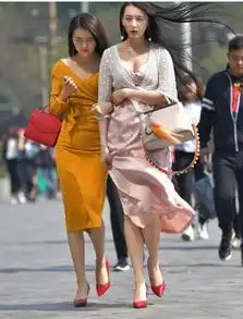 一对气质姐妹花,连衣裙配红色高跟鞋,走上街头,鲜艳夺目