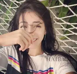 范冰冰偷偷拆礼物,却被粉色手机壳出卖