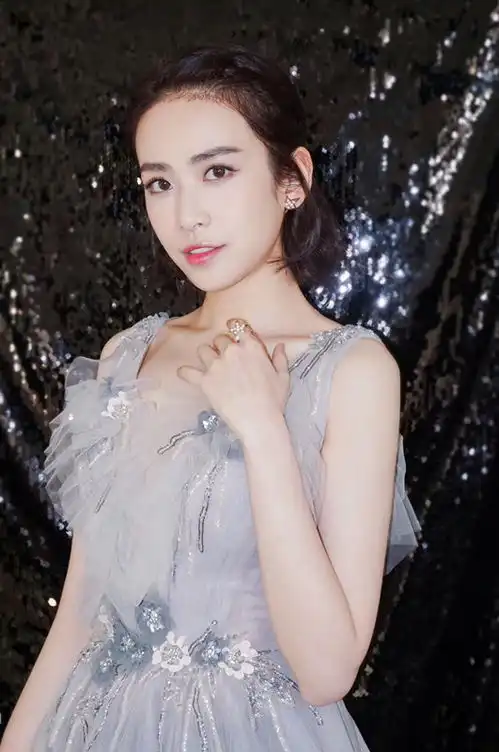 刘美彤蓝色长裙亮相国剧盛典清新少女仙气十足